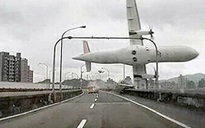 Xem thời khắc kinh hoàng máy bay Đài Loan mất lái lao xuống sông