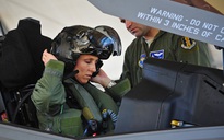 Nữ phi công Mỹ đầu tiên lái tiêm kích tàng hình F-35