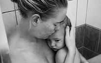 Bức ảnh bé 5 tuổi chụp mẹ ôm em trong phòng tắm gây xúc động