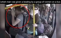 Bị phụ nữ đánh hội đồng vì ‘khoe của quý’ trên xe buýt