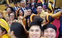 Tổng thống Obama chụp ảnh selfie cùng hàng chục người Việt
