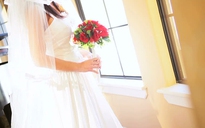 Bị lừa dối, vợ trẻ rao bán váy cưới để trả tiền… ly dị