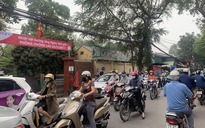 Hà Nội: Bệnh viện giữa nội đô người xe kẹt cứng, nguy cơ lây nhiễm