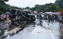 Hai xe khách tông nhau, 2 người chết, 12 người bị thương