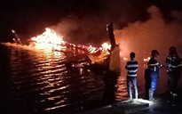 Quảng Ngãi: Cháy tàu câu mực trong đêm mưa gió
