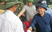 Lãnh đạo tỉnh Quảng Ngãi gõ cửa nhà vận động sơ tán tránh bão số 9