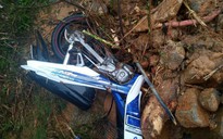 Quảng Ngãi: Đất đá sạt lở đè lên xe máy, 2 người may mắn thoát nạn