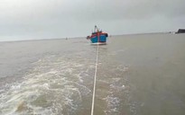 Quảng Ngãi: Cứu hộ tàu cá hỏng máy với 9 ngư dân trôi dạt trên biển