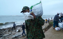 Quảng Ngãi: Bộ đội giúp dân khắc phục sạt lở bờ biển do triều cường xâm thực