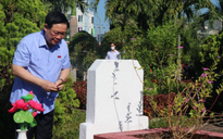 Chủ tịch Quốc hội Vương Đình Huệ dâng hương các anh hùng liệt sĩ tại Quảng Ngãi