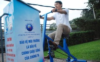 Người Sài Gòn vừa tập thể dục vừa lọc nước sạch kênh Nhiêu Lộc