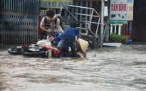 Người Sài Gòn té ngã dưới 'biển nước' cao 1 mét do triều cường
