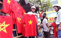 Người Sài Gòn nườm nượp mua sẵn cờ, áo đỏ cổ vũ U.23 Việt Nam