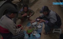 Tài xế ngồi đất ăn cơm, nhịn tắm vì lạnh khi xe container mắc kẹt ở biên giới Lạng Sơn