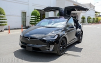 Cận cảnh Tesla Model X - xe SUV chạy điện đầu tiên tại TP.HCM