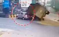 [VIDEO] Tránh người đi bộ, xe tải lật nhào đè nát SUV