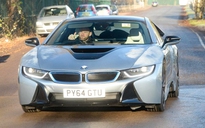 Bị ‘treo’ bằng lái, Wayne Rooney rao bán BMW i8