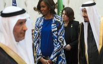 Không đội khăn trùm đầu, bà Michelle Obama muốn nói gì với Ả Rập Xê Út?