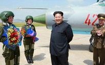 Ông Kim Jong-un khen nữ phi công Triều Tiên như 'hoa trên trời'