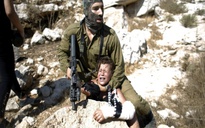 Video lính Israel xô xát với cậu bé Palestine gây 'bão' trên mạng
