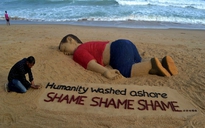 Nghệ sĩ Ấn Độ đắp tượng cát cậu bé di dân chết thảm