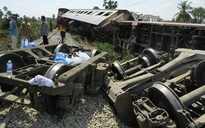 Xe tải tông lật tàu lửa tại Thái Lan, 3 người thiệt mạng