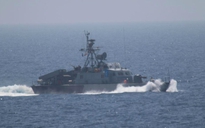 5 tàu tấn công nhanh Iran tiếp cận tàu chiến chở tướng Mỹ
