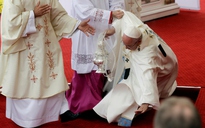 Giáo hoàng Francis té ngã tại buổi lễ ở Ba Lan