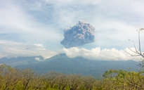 Núi lửa phun trào, Indonesia tìm kiếm hàng trăm du khách mắc kẹt