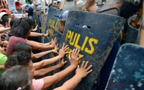 Xe cảnh sát đâm người biểu tình trước Đại sứ quán Mỹ ở Philippines