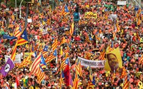 Biển người tuần hành ở Catalonia đòi độc lập