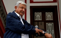 Tổng thống Mexico vạch ví để chứng minh không ham vật chất