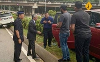 Quốc vương Malaysia dừng xe giúp người gặp nạn