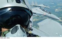 Phi công Pháp thích thú chụp ảnh 'tự sướng' trên Su-30, khen tiêm kích 'tuyệt vời'