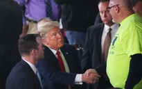 Tổng thống Trump 'sẵn lòng' bắt tay, ôm hôn giữa mùa dịch COVID-19