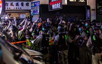 Cảnh sát Hồng Kông xin lỗi vì xịt hơi cay, bắt phóng viên quỳ gối