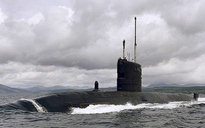 Tàu ngầm hạt nhân Anh suýt va chạm phà chở khách