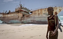 Mối nguy cướp biển từ vụ kẹt kênh đào Suez
