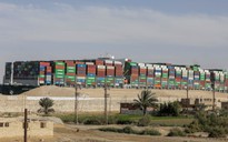 Ai Cập giam tàu làm kẹt kênh đào Suez, đòi bồi thường 900 triệu USD