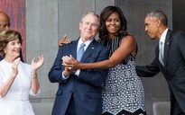 Vì sao cựu Tổng thống Bush gây sốc khi cho kẹo bà Obama?