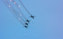 Máy bay Nga diễn tập ném bom tàu chiến địch giữa lúc NATO tập trận