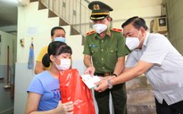 Công an TP.HCM tặng quà trung thu cho trẻ em mồ côi vì Covid-19