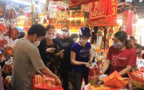 Người Sài Gòn mua đồ đưa ông Táo ngày 23 tháng Chạp, 'chợ cõi âm' đông nghẹt người