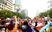 Sau cơn mưa, phố đi bộ Nguyễn Huệ rực rỡ cờ lục sắc của cộng đồng LGBT