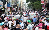Tham gia giao thông kiểu khôn lỏi, người Việt bó chân nhau