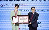 NTK Nguyễn Minh Công được xác lập Kỷ lục Việt Nam với BST từ bánh Nam bộ