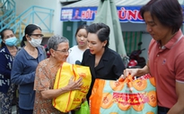 Nghệ sĩ Việt Hương tặng quà tết đến 250 hộ dân có hoàn cảnh khó khăn