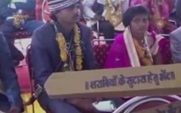Ấn Độ tặng gậy gỗ để cô dâu tự vệ trước chồng