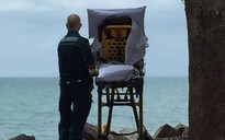 Cảm động nhân viên y tế đáp ứng ước nguyện thấy biển lần cuối của bệnh nhân