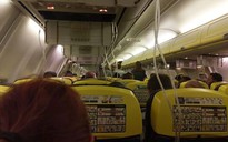 Máy bay Ryanair hạ cánh khẩn, hàng chục hành khách nhập viện